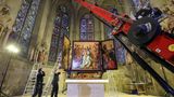 Ein Restauratorenteam demontiert den Cranach-Triegel-Altar im Naumburger Dom