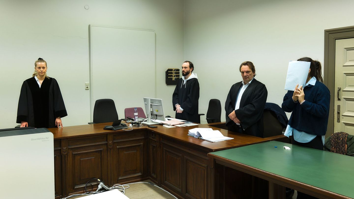 Die Richterin stellte das Verfahren gegen die Angeklagte gegen eine Zahlung von 1.000 Euro ein. Foto: Marcus Golejewski/dpa
