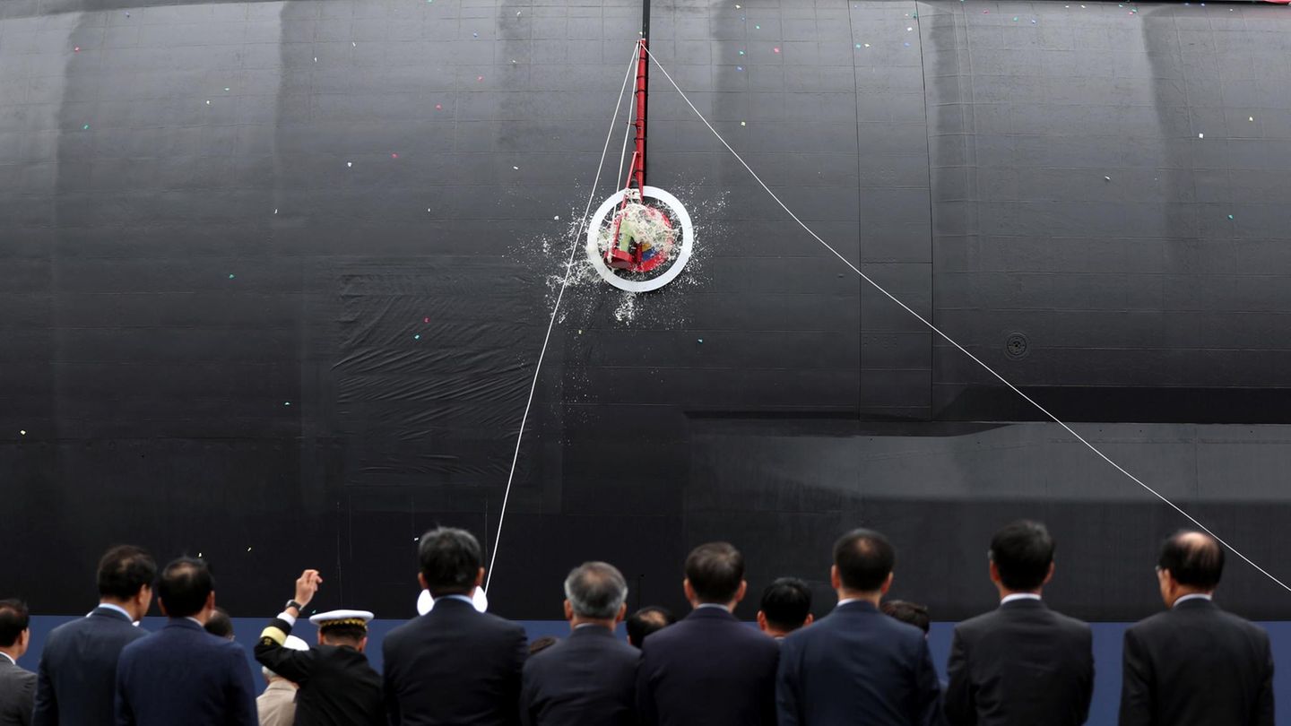 22. Oktober: Taufzeremonie U-Boot in Südkorea wird mit einer Flasche Champagner getauft