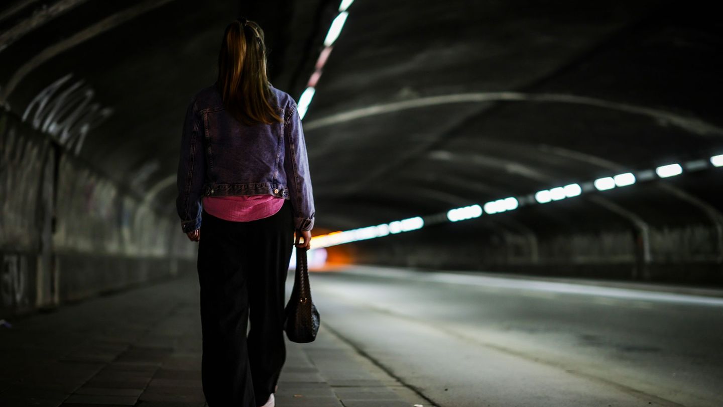 Frauen fühlen sich im öffentlichen Raum häufiger unsicher als Männer. Foto: Christoph Reichwein/dpa