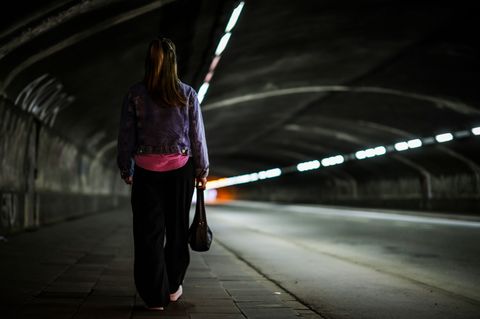 Frauen fühlen sich im öffentlichen Raum häufiger unsicher als Männer. Foto: Christoph Reichwein/dpa