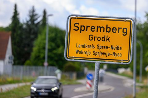 "Wer macht sowas?", fragt die Stadt Spremberg, nachdem Unbekannte Fensterscheiben am Gebäude einer Grundschule zerstört haben. (