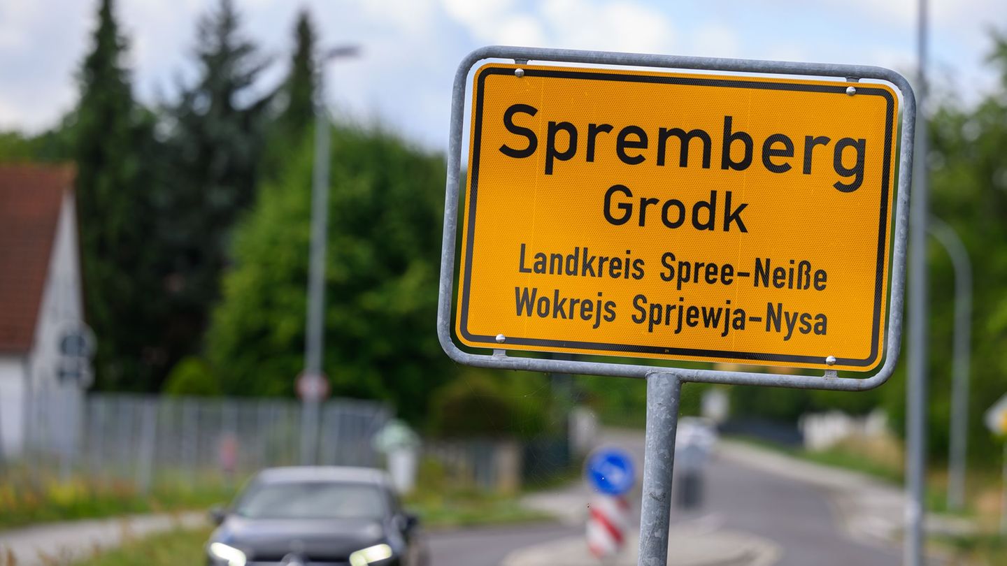 "Wer macht sowas?", fragt die Stadt Spremberg, nachdem Unbekannte Fensterscheiben am Gebäude einer Grundschule zerstört haben. (