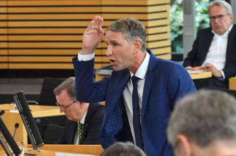 Thüringens AfD-Chef Björn Höcke geht zum Gegenangriff über: Er verlangt den Rauswurf von SPD-Innenminister Georg Maier. (Archivb