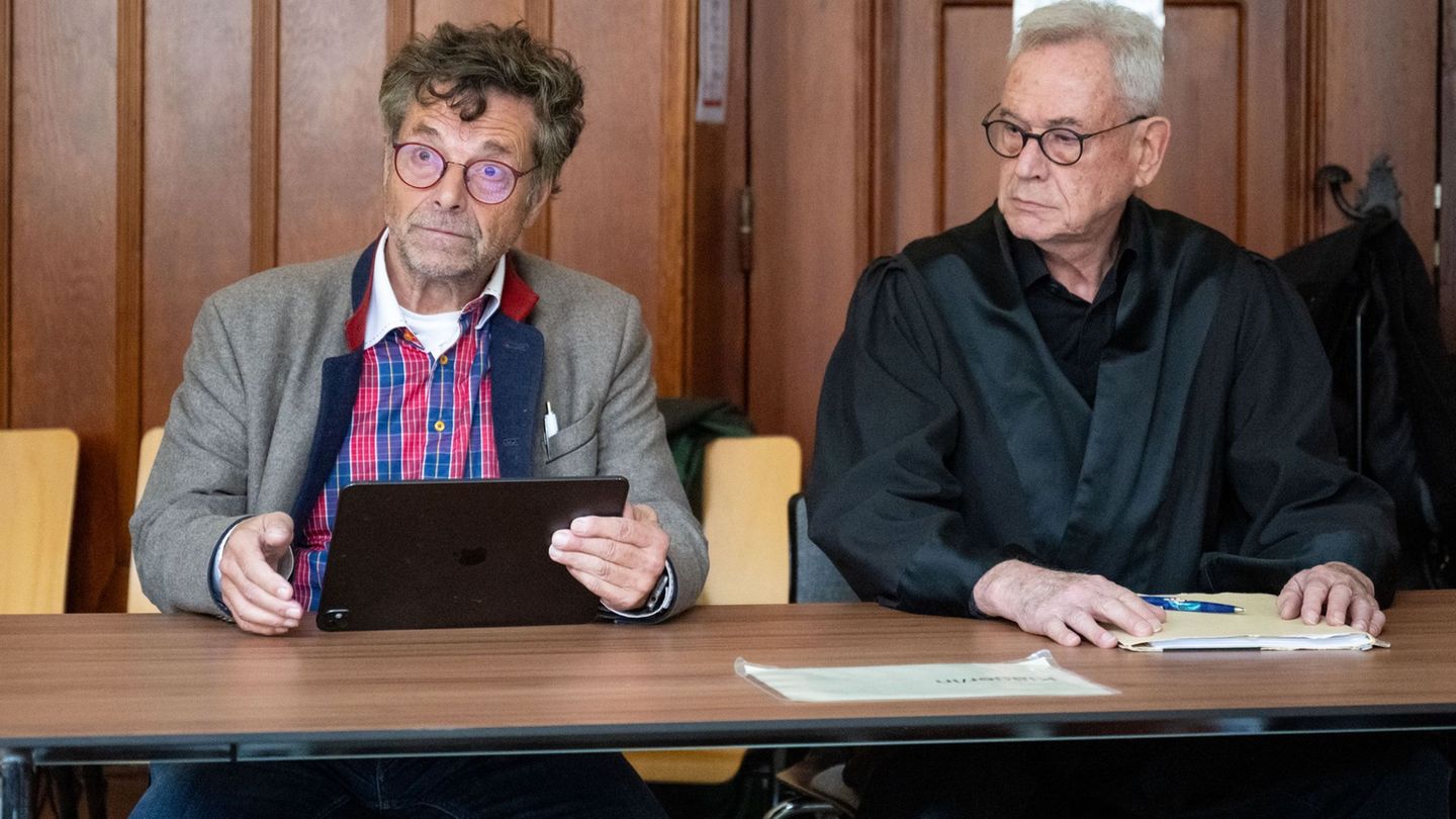 Diether Dehm (l), Musiker und ehemaliger Bundestagsabgeordneter, sitzt in einem Saal im Landgericht Berlin. Foto: Christophe Gat