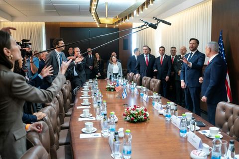 Vance und Netanjahu (r) sprechen zu Journalisten