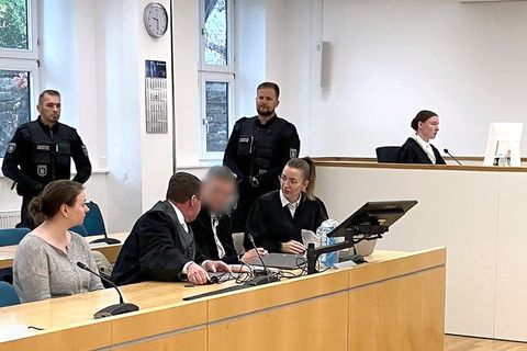 Ein angeklagter Lehrer räumt zum Prozessauftakt vor dem Landgericht Erfurt ein, Sex mit seiner Schülerin gehabt zu haben. Foto: