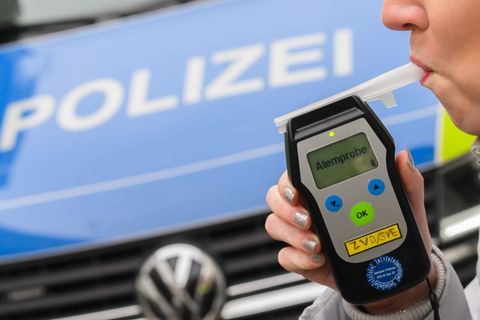 Ein Fahrerwechsel hat eine betrunkene Autofahrerin in Stralsund auffliegen lassen. (Symbolbild) Foto: Julian Stratenschulte/dpa