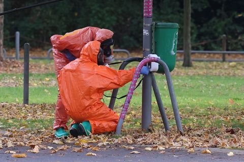 Feuerwehrleute überprüfen eine Mülltonne. Foto: David Young/dpa