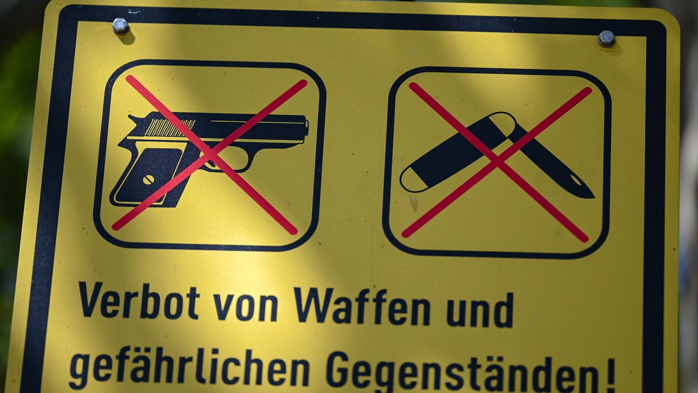 In Gießen gelten ab Anfang November zwei Waffenverbotszonen. (Symbolbild) Foto: Arne Dedert/dpa