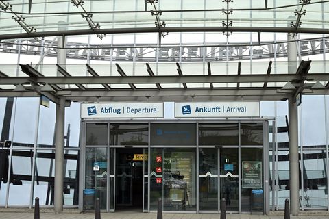 Wegen einer Drohne am Flughafen Erfurt-Weimar verspäteten sich zwei Flüge. (Archivbild) Foto: Martin Schutt/dpa