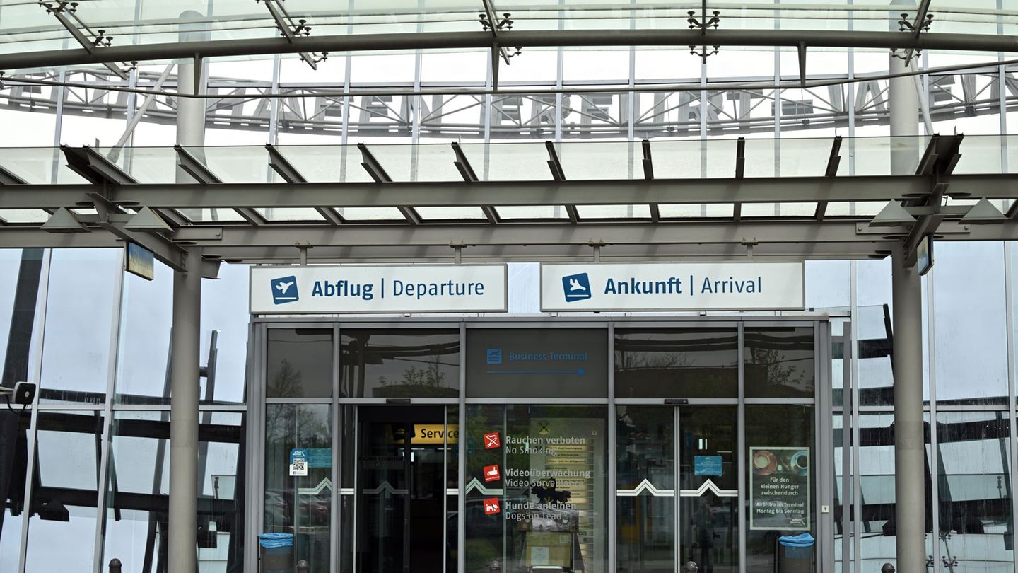 Wegen einer Drohne am Flughafen Erfurt-Weimar verspäteten sich zwei Flüge. (Archivbild) Foto: Martin Schutt/dpa