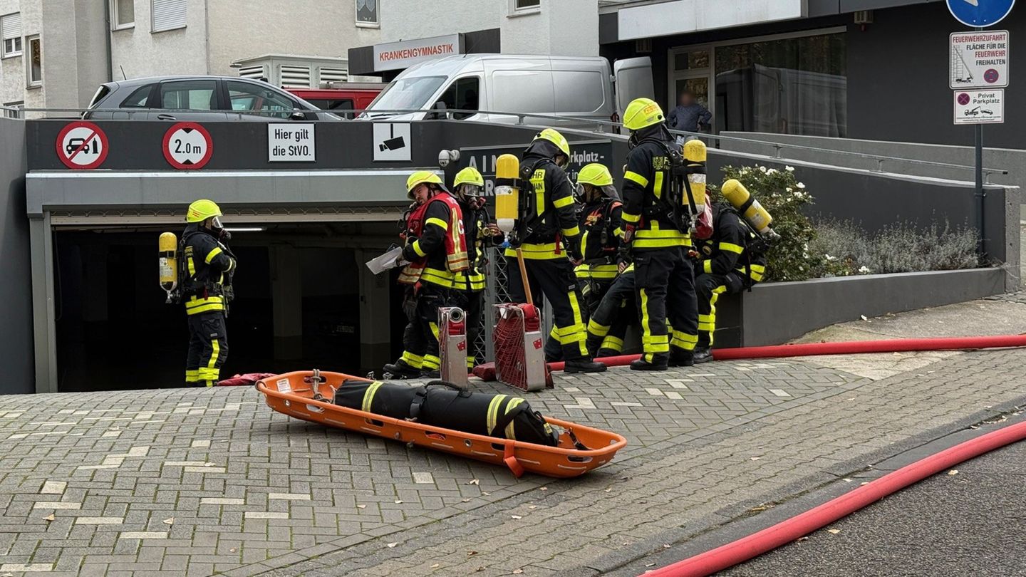 Die Feuerwehr musste mit großem Aufwand den Rauch absaugen. Foto: Mike Seeboth/dpa
