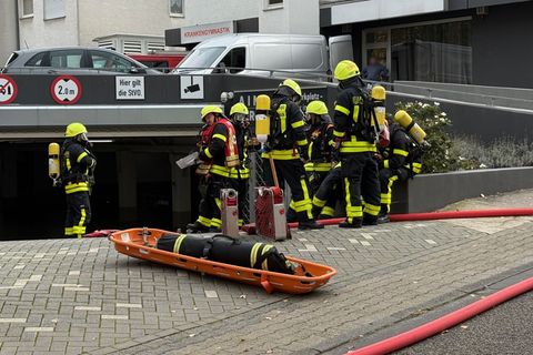Die Feuerwehr musste mit großem Aufwand den Rauch absaugen. Foto: Mike Seeboth/dpa