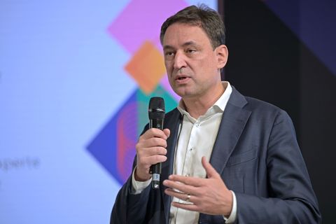 Georg Eisenreich gibt die Verlängerung der Initiative "Justiz und Medien - konsequent gegen Hass" bekannt. Foto: Malin Wunderlic