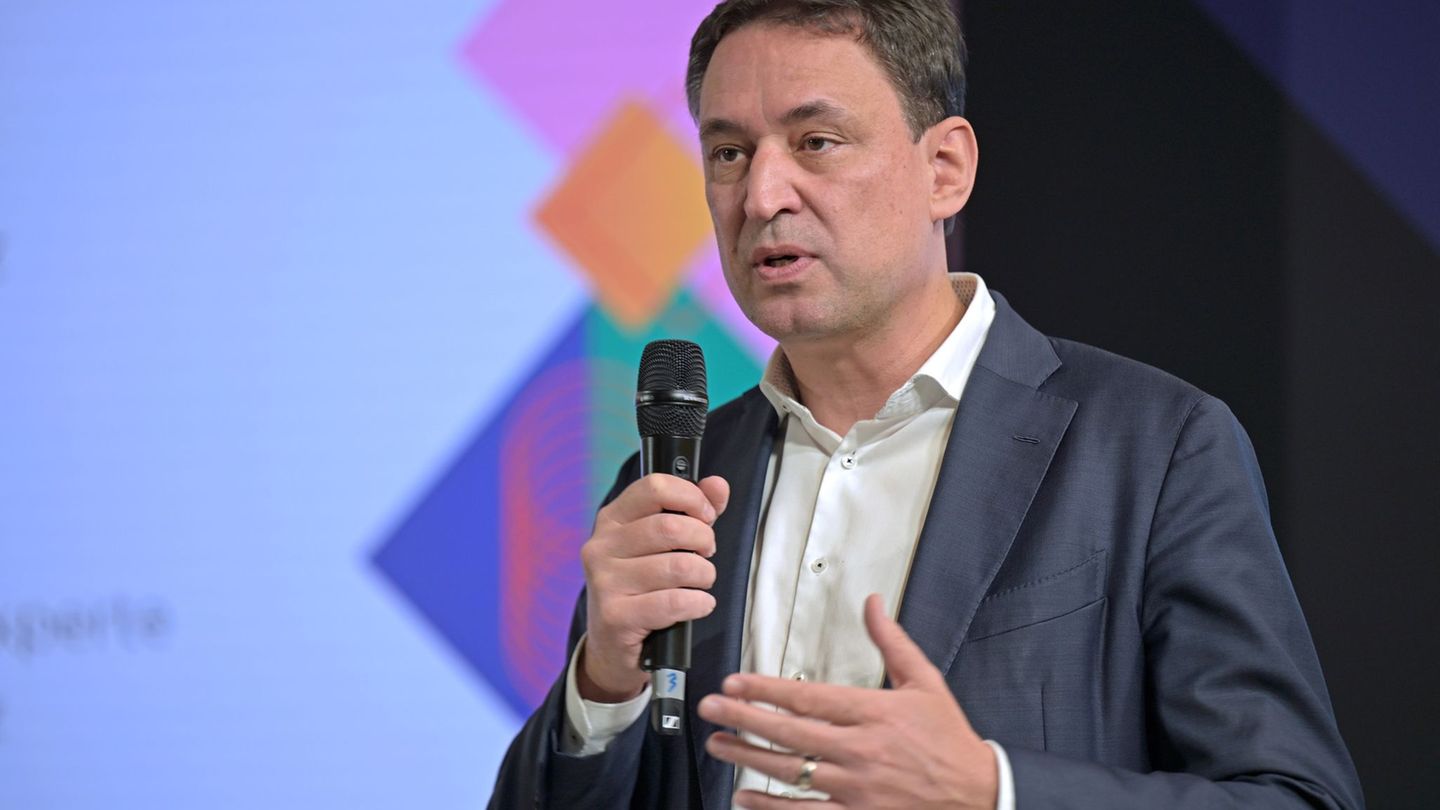 Georg Eisenreich gibt die Verlängerung der Initiative "Justiz und Medien - konsequent gegen Hass" bekannt. Foto: Malin Wunderlic