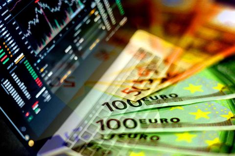 Euro-Banknoten und Notebook mit Börsenindizes (Symbolbild Erbe)