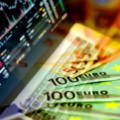 Euro-Banknoten und Notebook mit Börsenindizes (Symbolbild Erbe)
