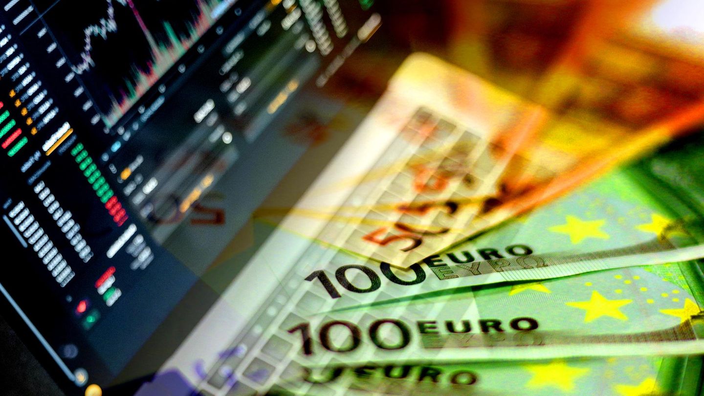 Euro-Banknoten und Notebook mit Börsenindizes (Symbolbild Erbe) Euro-Banknoten und Notebook mit Börsenindizes (Symbolbild Erbe)