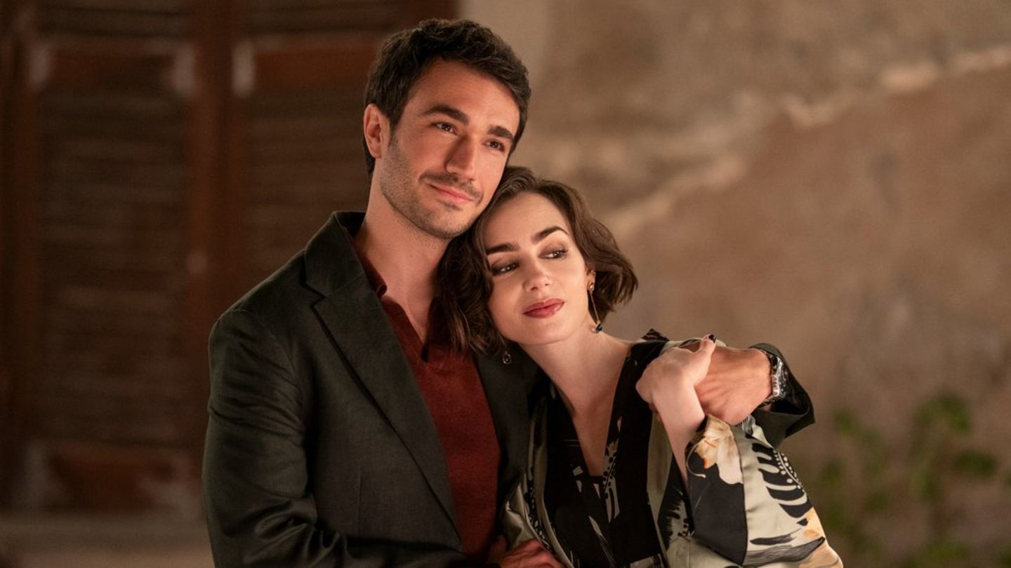 Eugenio Franceschini und Lily Collins als Marcello und Emily in "Emily in Paris".