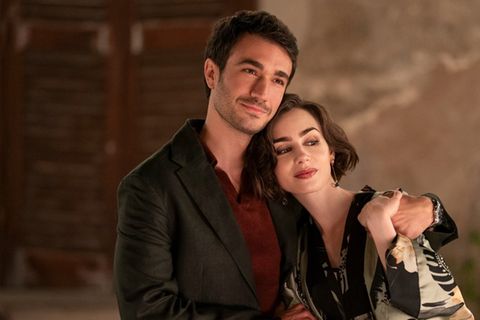 Eugenio Franceschini und Lily Collins als Marcello und Emily in "Emily in Paris".