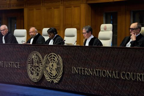 Gerichtspräsident Yuji Iwasawa (2. v. r.) ermahnte Israel unter anderem, "das Verbot des Aushungerns von Zivilisten als Methode