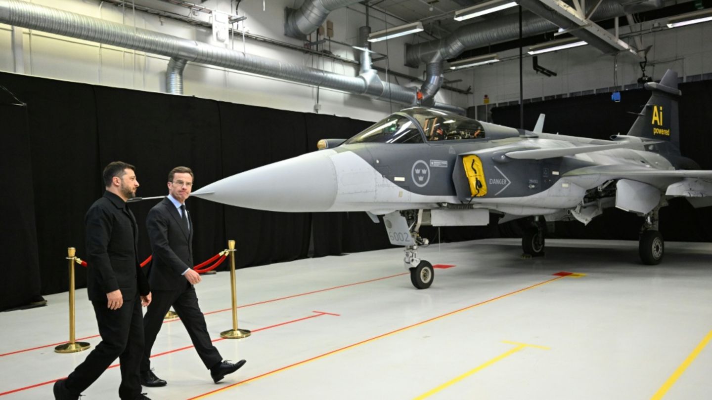 Selenskyj (l) und Kristersson vor Gripen-Kampfjet
