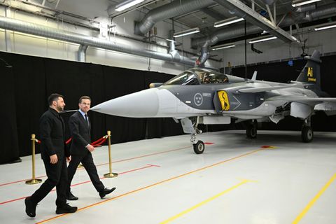 Selenskyj (l) und Kristersson vor Gripen-Kampfjet