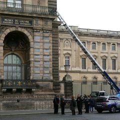Von den Dieben benutzter Möbelaufzug vor dem Louvre in Paris