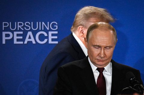 Donald Trump (hinten) hält ein Treffen mit Wladimir Putin zur Ukraine aktuell für wenig zielführend