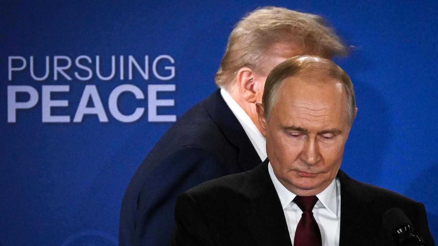 Donald Trump (hinten) hält ein Treffen mit Wladimir Putin zur Ukraine aktuell für wenig zielführend