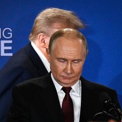Donald Trump (hinten) hält ein Treffen mit Wladimir Putin zur Ukraine aktuell für wenig zielführend