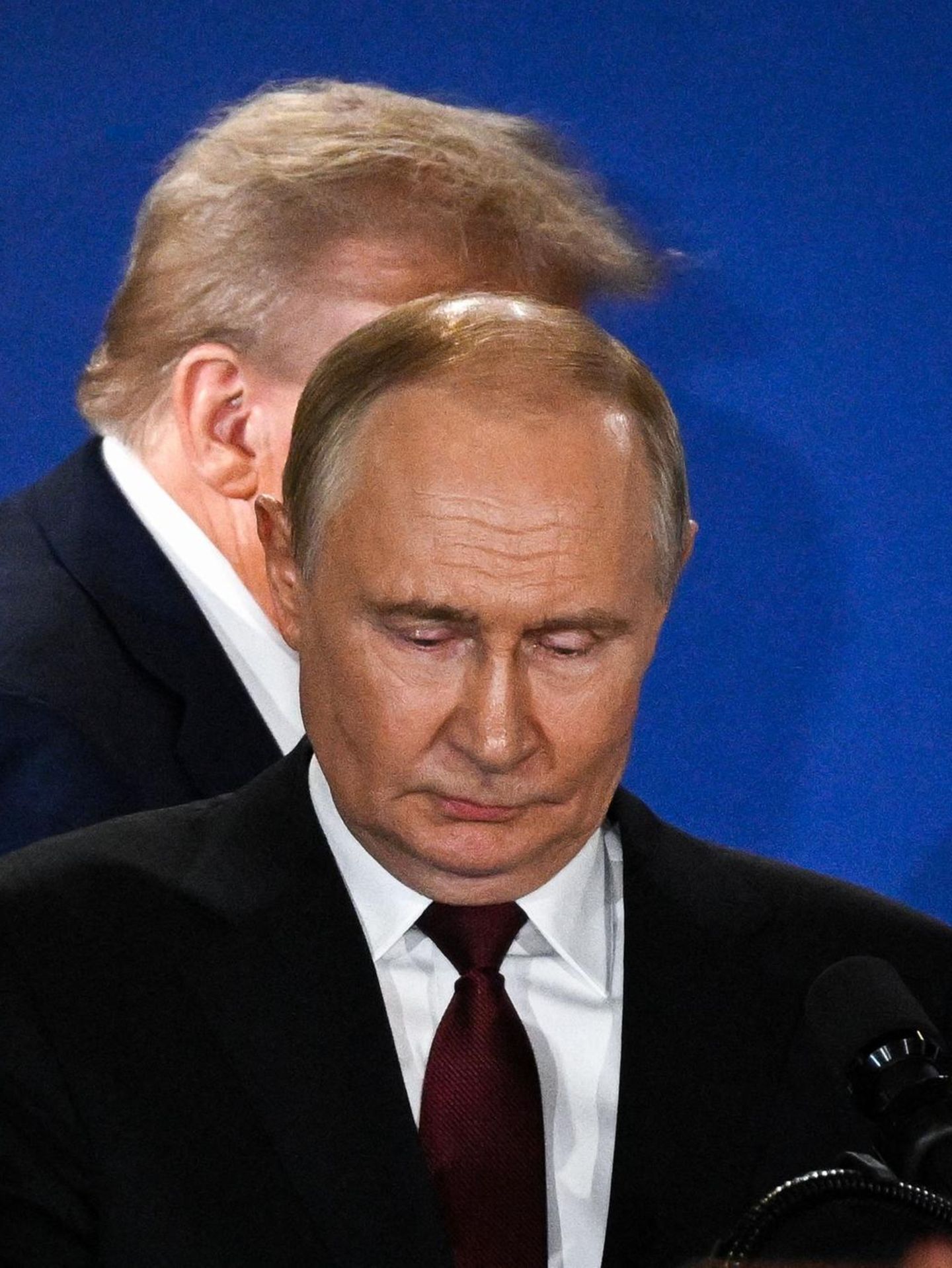 Donald Trump (hinten) hält ein Treffen mit Wladimir Putin zur Ukraine aktuell für wenig zielführend