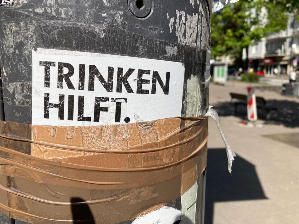 Aufkleber "Trinken hilft" an einem Laternenpfahl Aufkleber "Trinken hilft" an einem Laternenpfahl