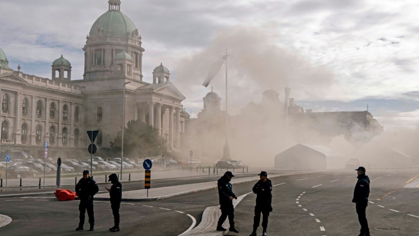 Rauch vor Parlament in Belgrad