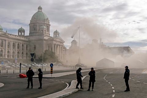 Rauch vor Parlament in Belgrad