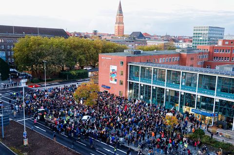 Die Klimaschutzbewegung Fridays for Future demonstriert in Kiel gegen die Äußerungen von Kanzler Merz zum Stadtbild in Deutschla