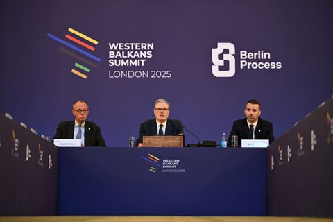 Bundeskanzler Merz (links) am Mittwoch beim Westbalkan-Gipfel in London