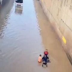 Türkei: Heftige Regenflut überrascht Seniorin im E-Rollstuhl (Video)