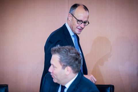 Erst schaltete sich Klingbeil in Debatte ein, dann erklärte sich Merz. Foto: Christoph Soeder/dpa