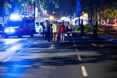 Einsatzkräfte versorgen mehrere Menschen nach einer Schießerei in Hannover. Foto: Moritz Frankenberg/dpa