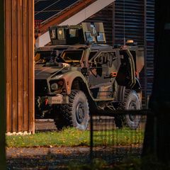 Ein gepanzertes Bundeswehrfahrzeug steht in der Nähe des Einsatzortes in Erding