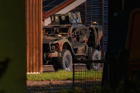 Ein gepanzertes Bundeswehrfahrzeug steht in der Nähe des Einsatzortes. Foto: Lars H./News5/dpa