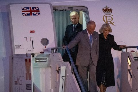 Charles und Camilla am Flughafen Rom-Ciampino.
