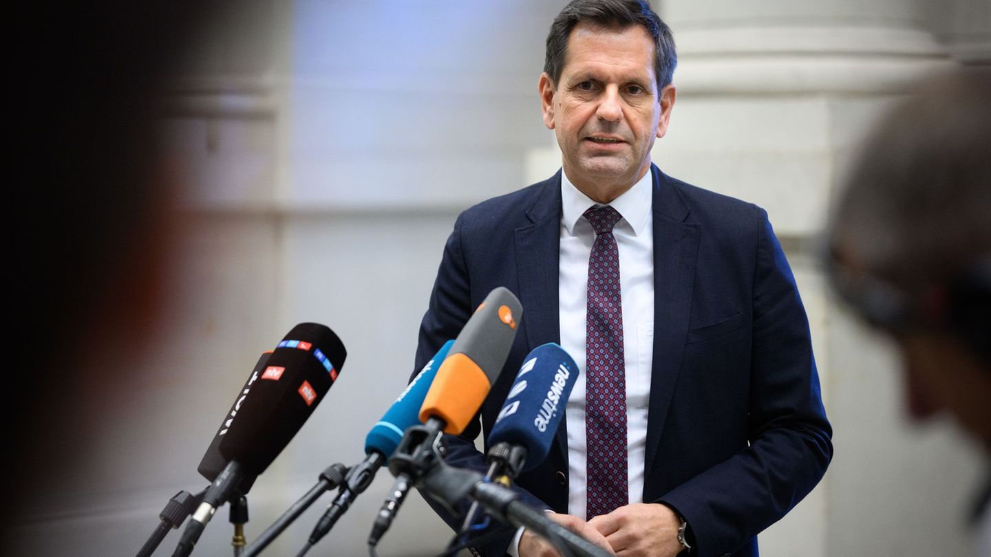 Ministerpräsident Olaf Lies (SPD) sorgt sich um die Autobranche im VW-Land Niedersachsen. (Archivbild) Foto: Bernd von Jutrczenk
