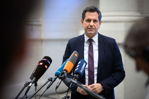 Ministerpräsident Olaf Lies (SPD) sorgt sich um die Autobranche im VW-Land Niedersachsen. (Archivbild) Foto: Bernd von Jutrczenk