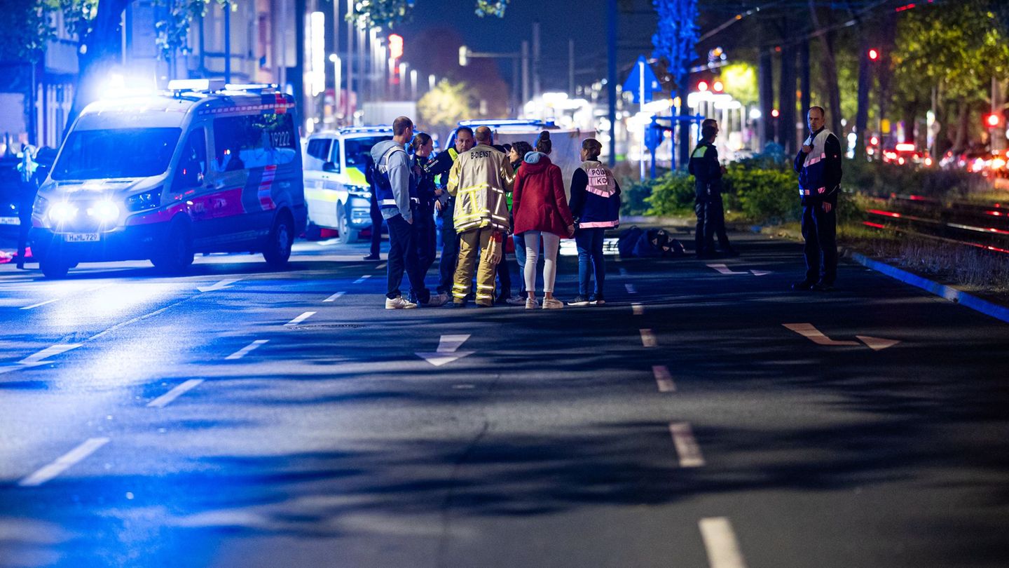 Einsatzkräfte versorgen mehrere Menschen nach einer Schießerei in Hannover. Foto: Moritz Frankenberg/dpa