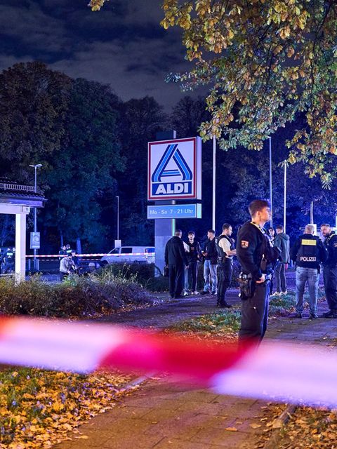 Mindestens eine Person wurde verletzt und in ein Krankenhaus gebracht. Foto: Michael Ukas/dpa