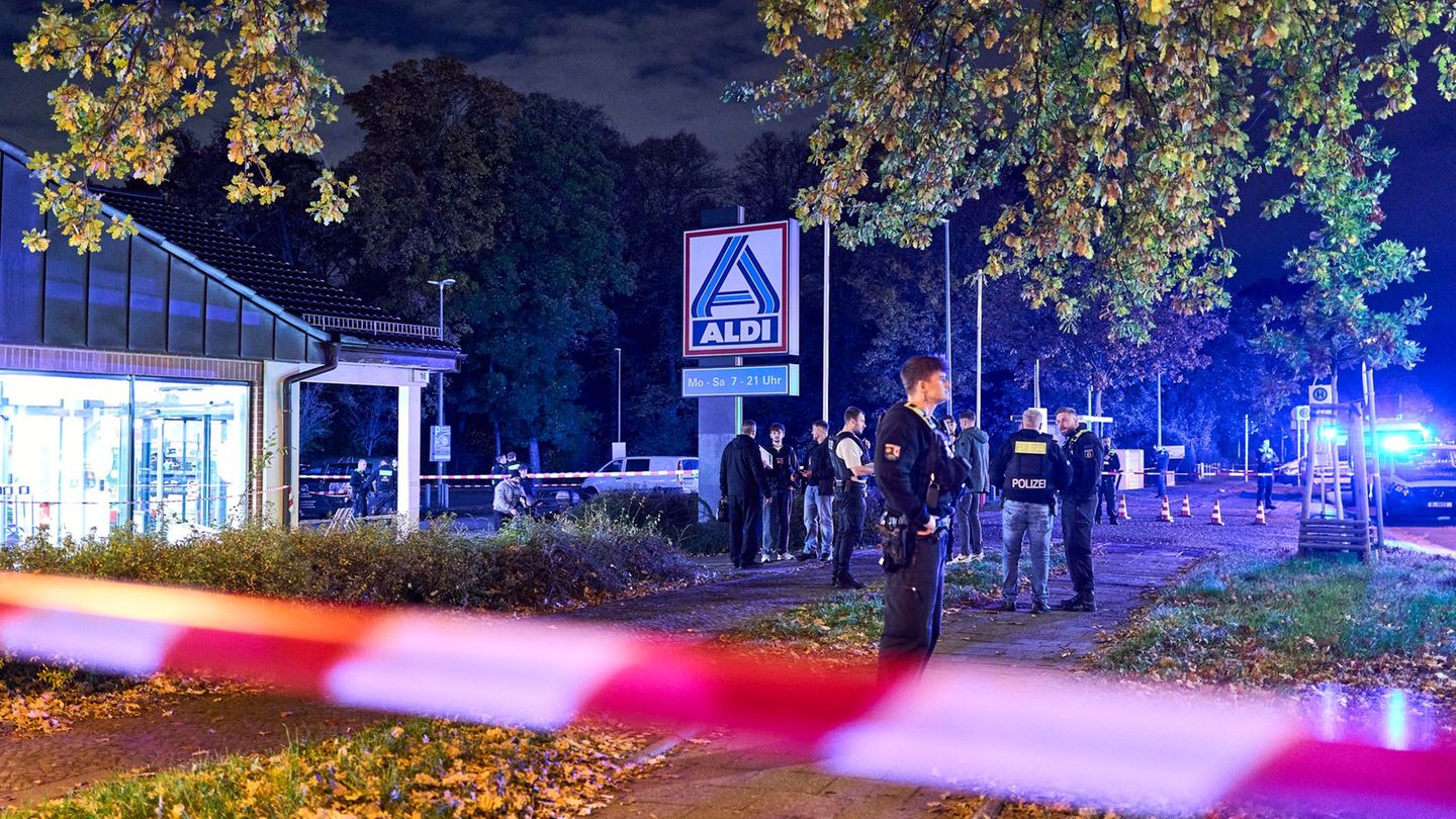 Mindestens eine Person wurde verletzt und in ein Krankenhaus gebracht. Foto: Michael Ukas/dpa