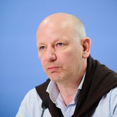 Seit 2002 untersucht die Leipziger Autoritarismus-Studie, auch als Mitte-Studie bekannt, alle zwei Jahre autoritäre und rechtsex